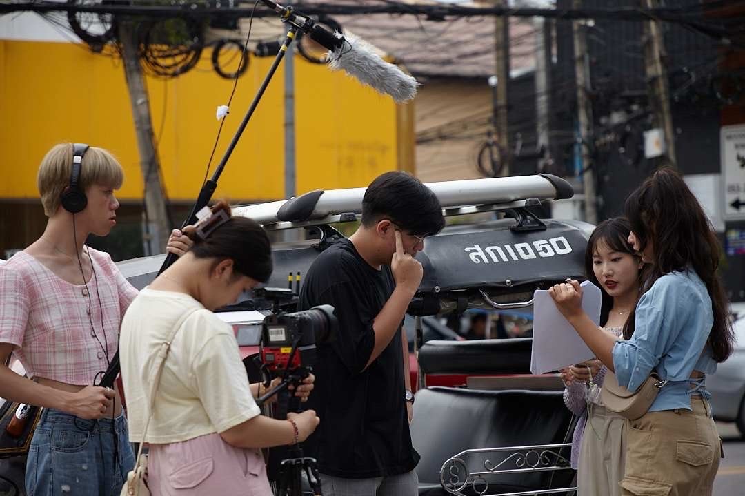 图为亚大资传系同学，在泰国拍摄微电影，认真投入各项工作。