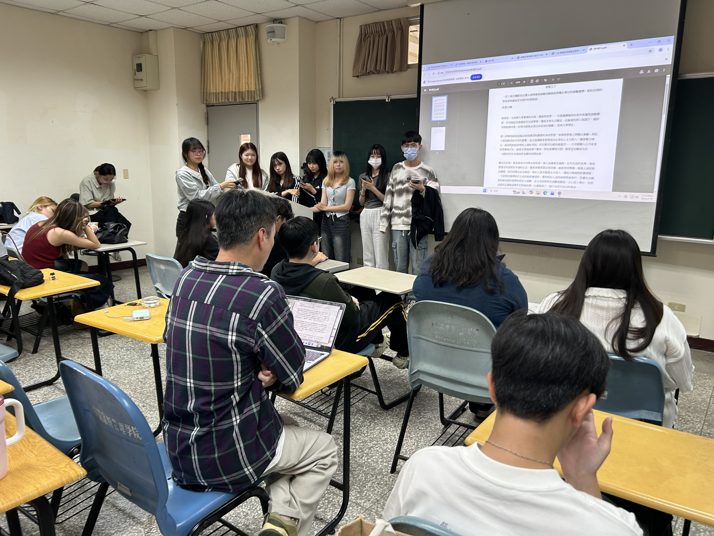 圖:課程以工作坊的形式與學生實質討論劇本寫作各階段的AI應用策略 圖:課程以工作坊的形式與學生實質討論劇本寫作各階段的AI應用策略