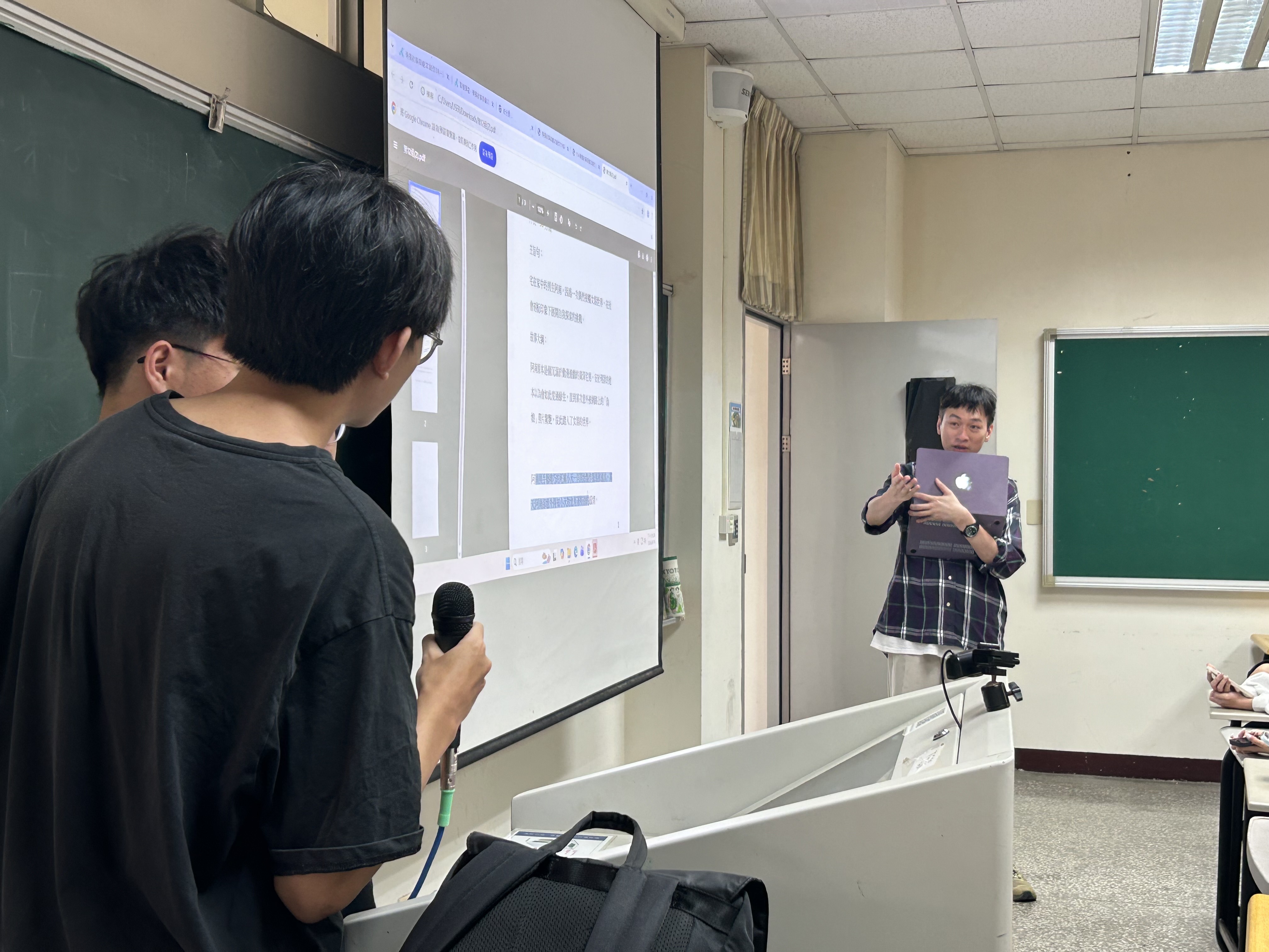 圖2:課程中引導學生交叉提問,並從觀眾視角反思劇本效益。 圖2:課程中引導學生交叉提問,並從觀眾視角反思劇本效益。